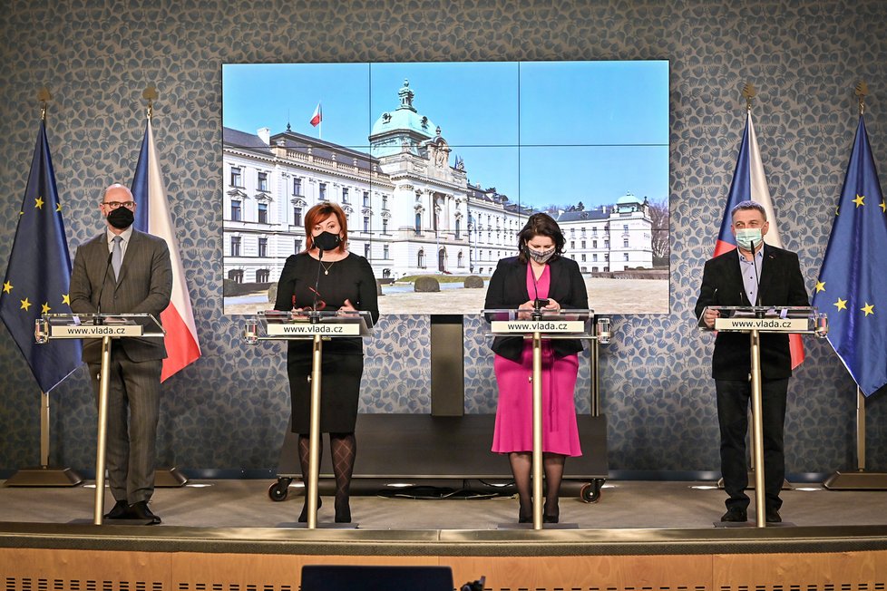 Tisková konference po jednání vlády: Zleva Robert Plaga (za ANO), Alena Schillerová (za ANO), Jana Maláčová a Lubomír Zaorálek (oba ČSSD)