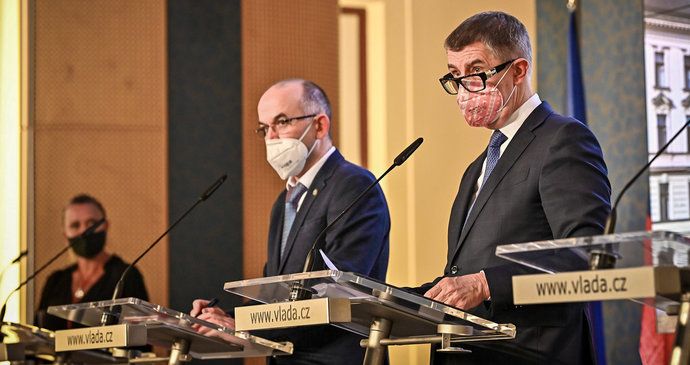 Ministr zdravotnictví Jan Blatný (za ANO, vlevo) a premiér Andrej Babiš (ANO) po jednání vlády (21. 12. 2020