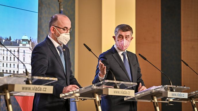 Ministr zdravotnictví Jan Blatný (za ANO, vlevo) a premiér Andrej Babiš (ANO)