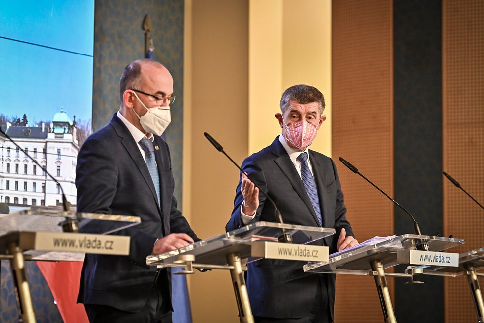 Ministr zdravotnictví Jan Blatný (za ANO, vlevo) a premiér Andrej Babiš (ANO) po jednání vlády (21. 12. 2020)