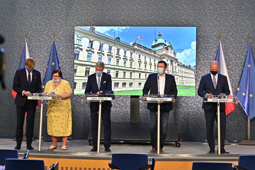 Tisková konference po jednání vlády: Zleva Adam Vojtěch, Marie Benešová, Karel Havlíček (všichni za ANO), Jan Hamáček (ČSSD) a Robert Plaga (ANO; 17. 8. 2020)