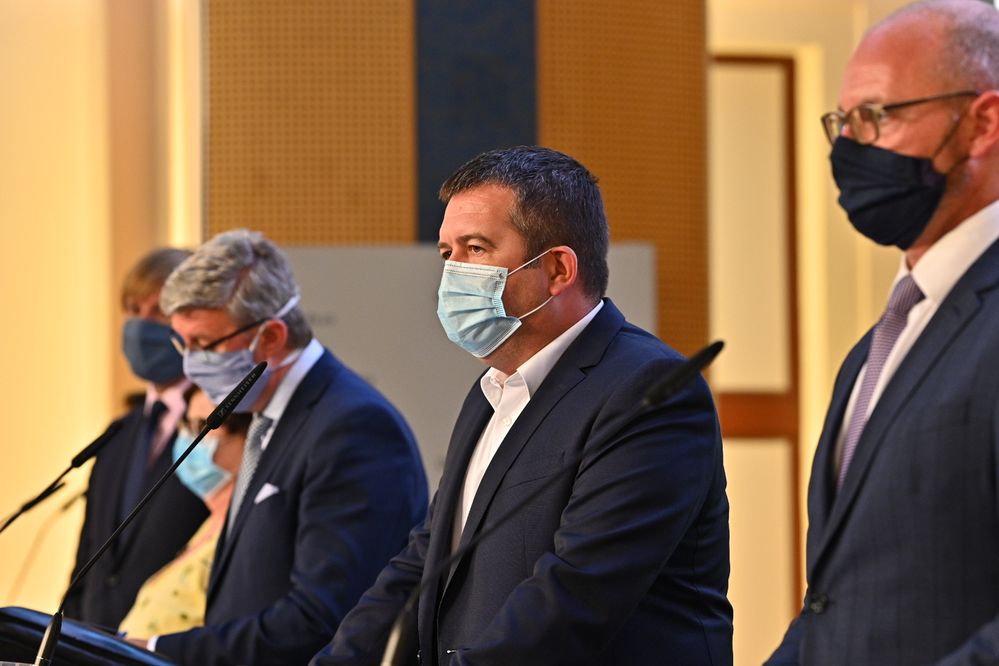 Tisková konference po jednání vlády: Zleva Adam Vojtěch, Marie Benešová, Karel Havlíček (všichni za ANO), Jan Hamáček (ČSSD) a Robert Plaga (ANO; 17. 8. 2020)