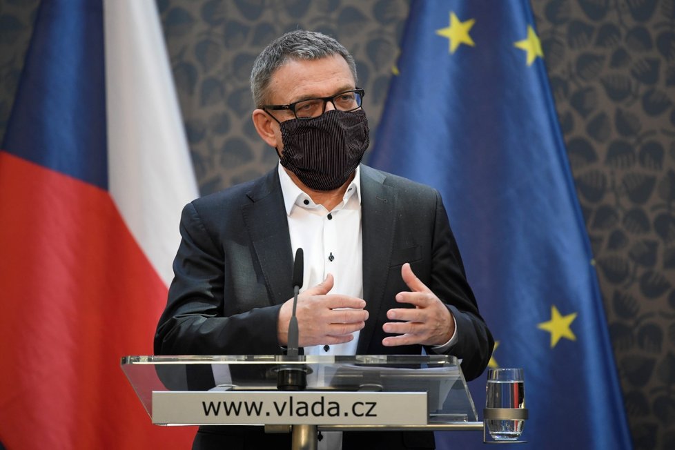 Ministr kultury Lubomír Zaorálek (ČSSD) hovoří 9. dubna 2020 v Praze na tiskové konferenci po jednání vlády