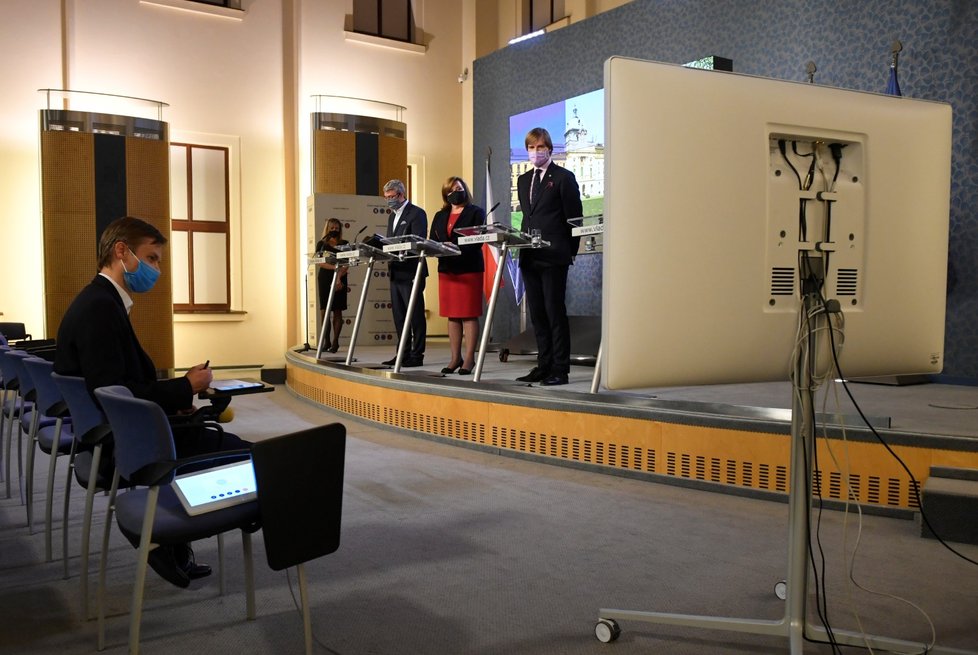 (zleva) Ministr dopravy, průmyslu a obchodu Karel Havlíček, ministryně financí Alena Schillerová (za ANO) a ministr zdravotnictví Adam Vojtěch (za ANO) na tiskové konferenci po jednání vlády (4.5.2020)