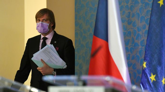 Ministr zdravotnictví Adam Vojtěch (za ANO) na tiskové konferenci po jednání vlády (4.5.2020)