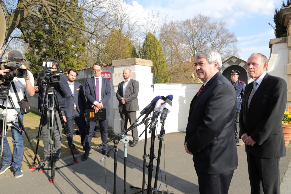 Vojtěch Filip odpovídá po schůzce s Milošem Zemanem na otázky novinářů. Na vládu s důvěrou čeká Česko půl roku