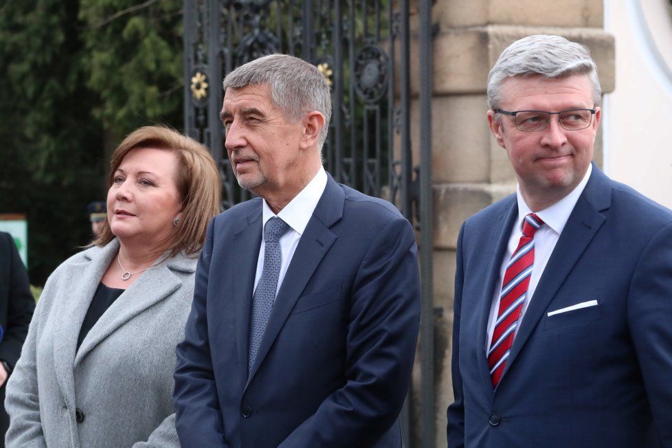 Ministryně financí Alena Schillerová, premiér Andrej Babiš a vicepremiér Karel Havlíček po obědě vlády s prezidentem v Lánech. (24. 2. 2020)