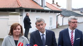 Ministryně financí Alena Schillerová, premiér Andrej Babiš a vicepremiér Karel Havlíček po obědě vlády s prezidentem v Lánech (24. 2. 2020)