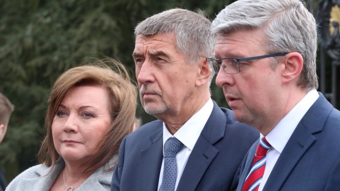 Ministryně financí Alena Schillerová, premiér Andrej Babiš a vicepremiér Karel Havlíček