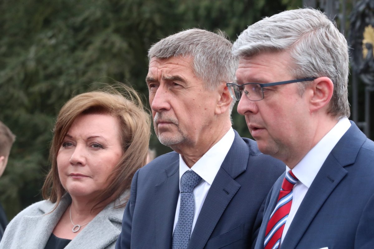 Ministryně financí Alena Schillerová, premiér Andrej Babiš a vicepremiér Karel Havlíček po obědě vlády s prezidentem v Lánech. (24.2.2020)