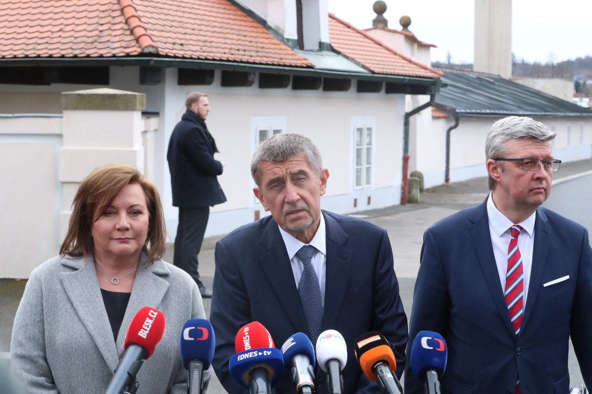 Ministryně financí Alena Schillerová, premiér Andrej Babiš a vicepremiér Karel Havlíček po obědě vlády s prezidentem v Lánech. (24.2.2020)