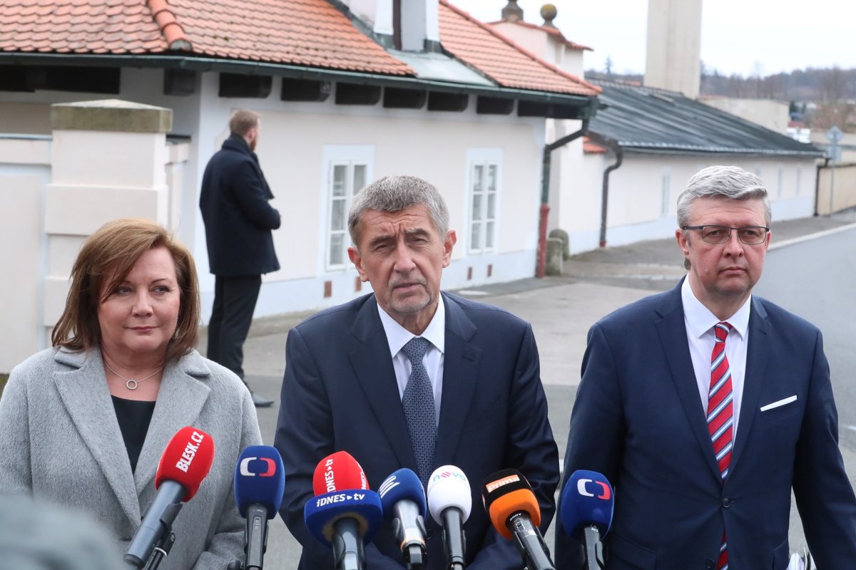 Ministryně financí Alena Schillerová, premiér Andrej Babiš a vicepremiér Karel Havlíček po obědě vlády s prezidentem v Lánech. (24.2.2020)