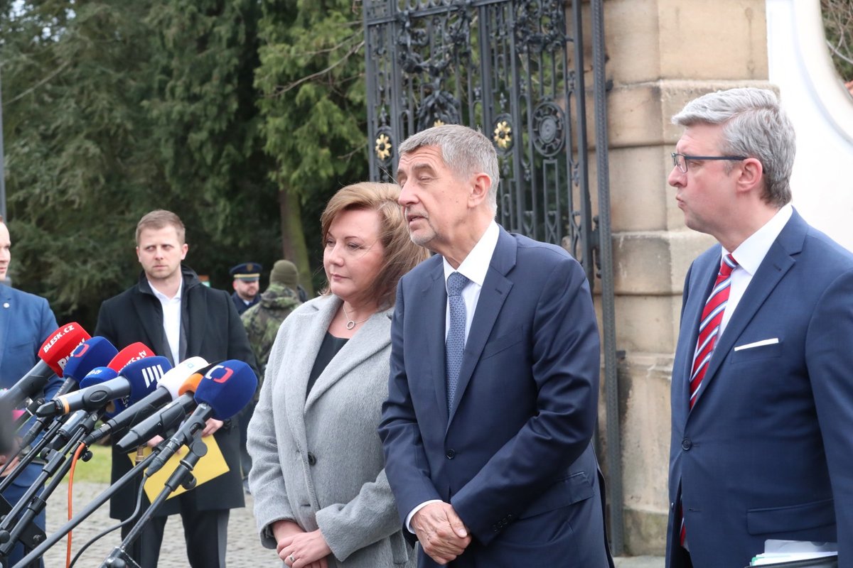 Ministryně financí Alena Schillerová, premiér Andrej Babiš a vicepremiér Karel Havlíček po obědě vlády s prezidentem v Lánech. (24.2.2020)