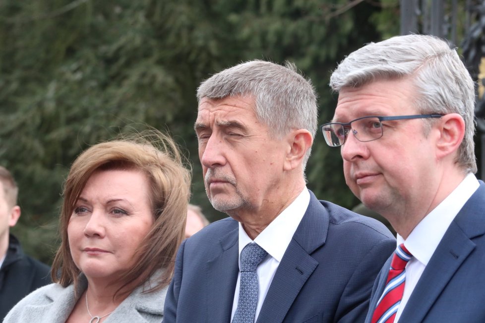 Ministryně financí Alena Schillerová, premiér Andrej Babiš a vicepremiér Karel Havlíček po obědě vlády s prezidentem v Lánech (24.2.2020)