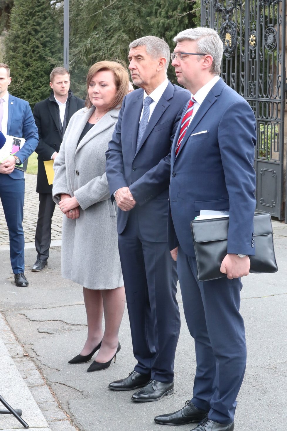 Ministryně financí Alena Schillerová, premiér Andrej Babiš a vicepremiér Karel Havlíček po obědě vlády s prezidentem v Lánech (24.2.2020)