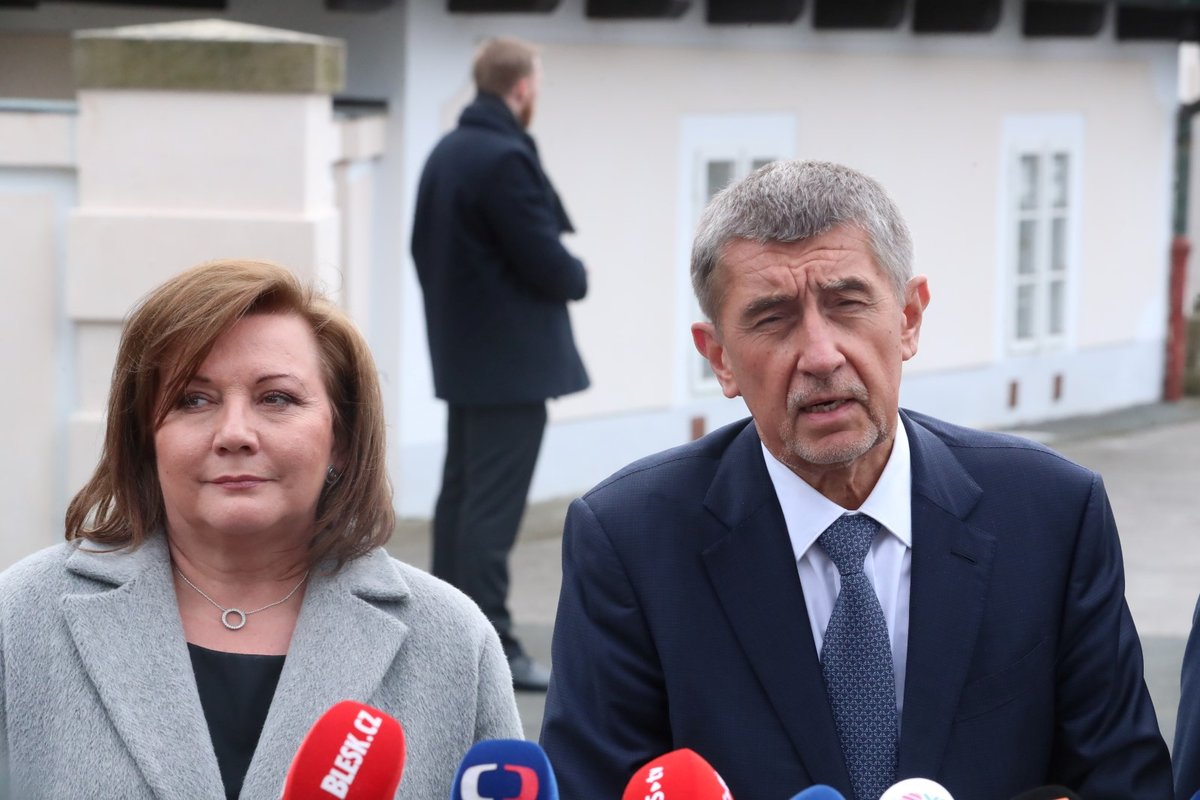 Ministryně financí Alena Schillerová a premiér Andrej Babiš po obědě vlády s prezidentem v Lánech. (24.2.2020)