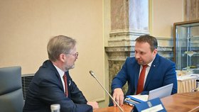 Jednání vlády: Ministr práce a sociálních věcí Marian Jurečka a premiér Petr Fiala (15.2.2022)