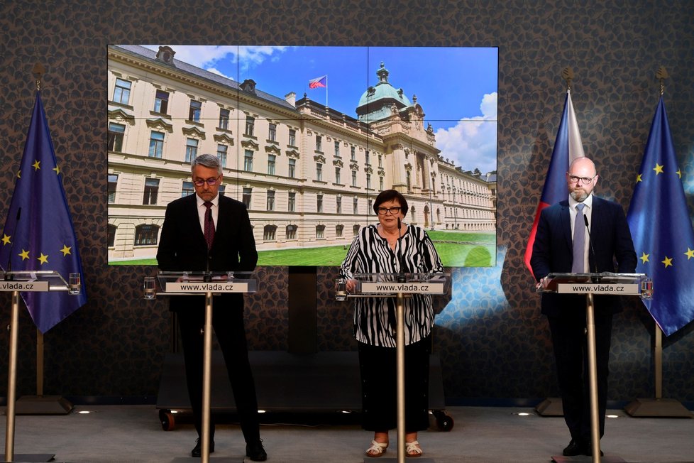 Ministři Lubomír Metnar, Marie Benešová a Robert Plaga na tiskové konferenci po jednání vlády (13. 7. 2020)
