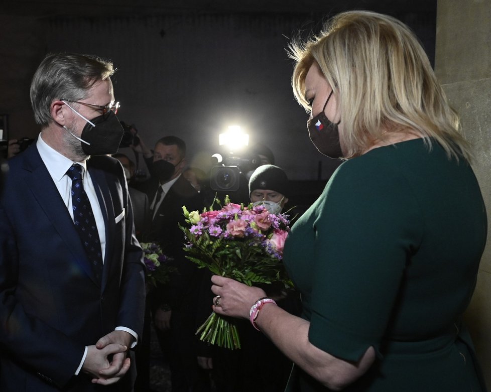 Alena Scillerová dostala na rozloučenou od premiéra Petra Fialy květinu.
