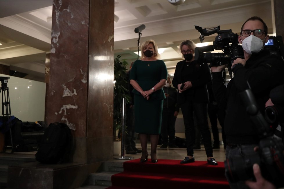 Alena Schillerová čeká na nového ministra financí Zbyňka Stanjuru, aby mu předala úřad.
