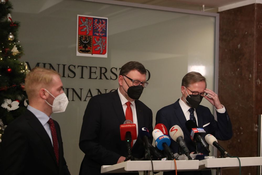 Premiér Petr Fiala a ministr financí Zbyněk Stanjura na první tiskové konferenci.