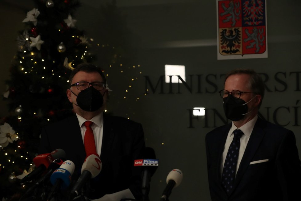 Premiér Petr Fiala a ministr financí Zbyněk Stanjura na první tiskové konferenci.