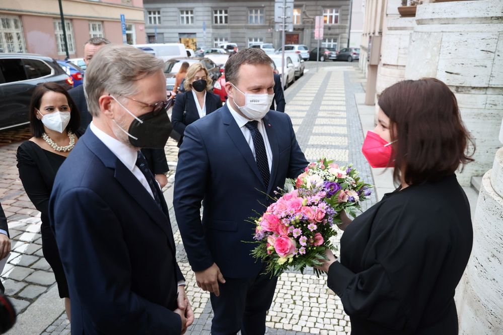 Jana Maláčová dostala od premiére Petra Fialy a svého nástupce Mariana Jurečky na rozloučenou květinu.