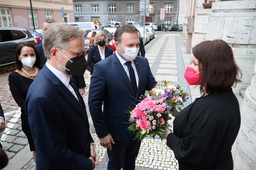 Jana Maláčová dostala od premiéra Petra Fialy a svého nástupce Mariana Jurečky na rozloučenou květinu.