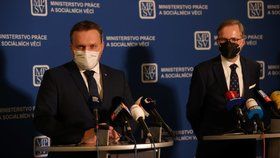 Ministr práce a sociálních věcí Marian Jurečka a premiér Petr Fiala na první tiskové konferenci po uvedení do úřadu.