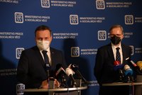 Státní zaměstnanci by měli dostat přidáno 1400 Kč, míní Jurečka. Utáhne to rozpočet?