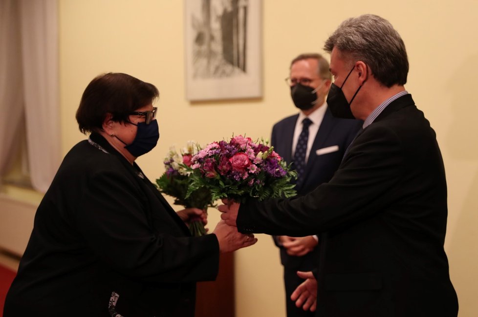 Marie Benešová předává ministerstvo spravedlnosti Pavlu Blažkovi. Do úřadu ho doprovodil premiér Petr Fiala.