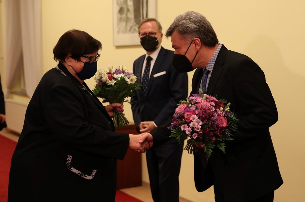 Marie Benešová předává ministerstvo spravedlnosti Pavlu Blažkovi. Do úřadu ho doprovodil premiér Petr Fiala.