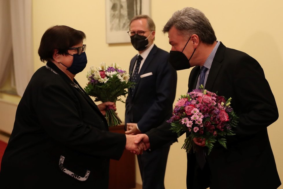 Marie Benešová předává ministerstvo spravedlnosti Pavlu Blažkovi. Do úřadu ho doprovodil premiér Petr Fiala.