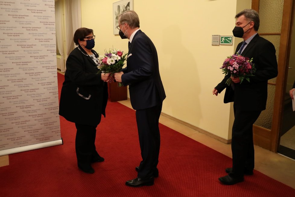 Marie Benešová předává ministerstvo spravedlnosti Pavlu Blažkovi. Do úřadu ho doprovodil premiér Petr Fiala.