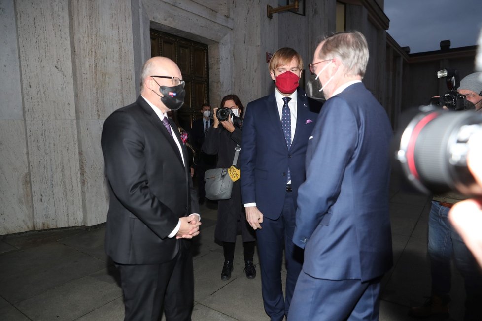 Adam Vojtěch předává ministerstvo zdravotnictví Vlastimilu Válkovi, kterého na úřad doprovodil premiér Petr Fiala.