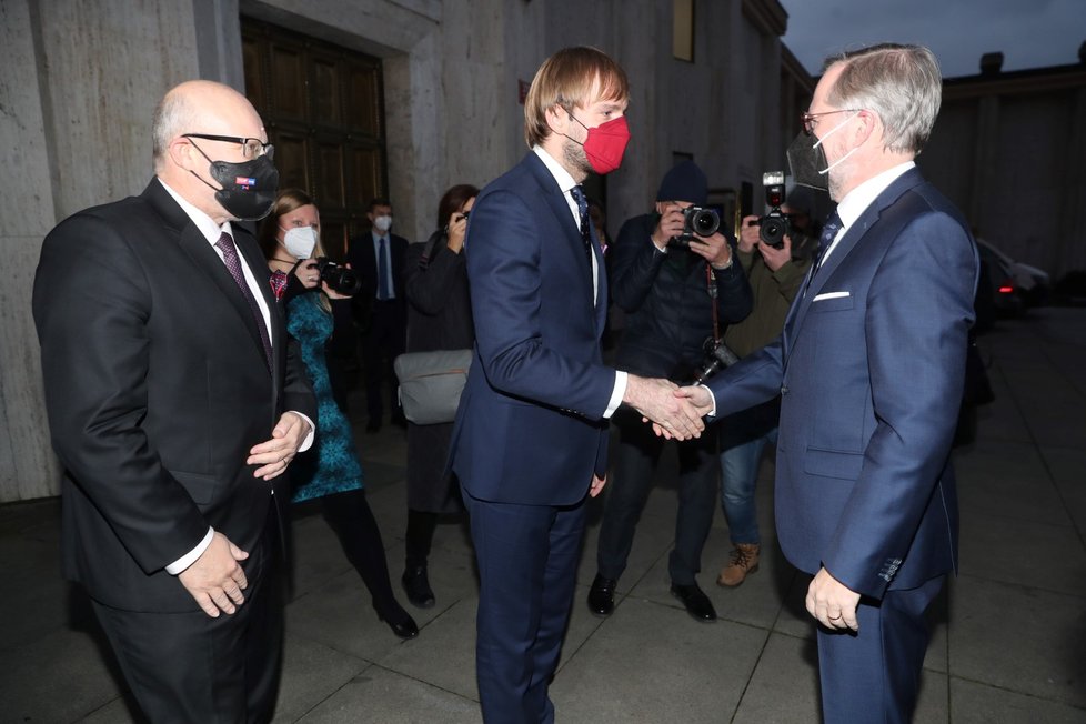 Adam Vojtěch předává ministerstvo zdravotnictví Vlastimilu Válkovi, kterého na úřad doprovodil premiér Petr Fiala.