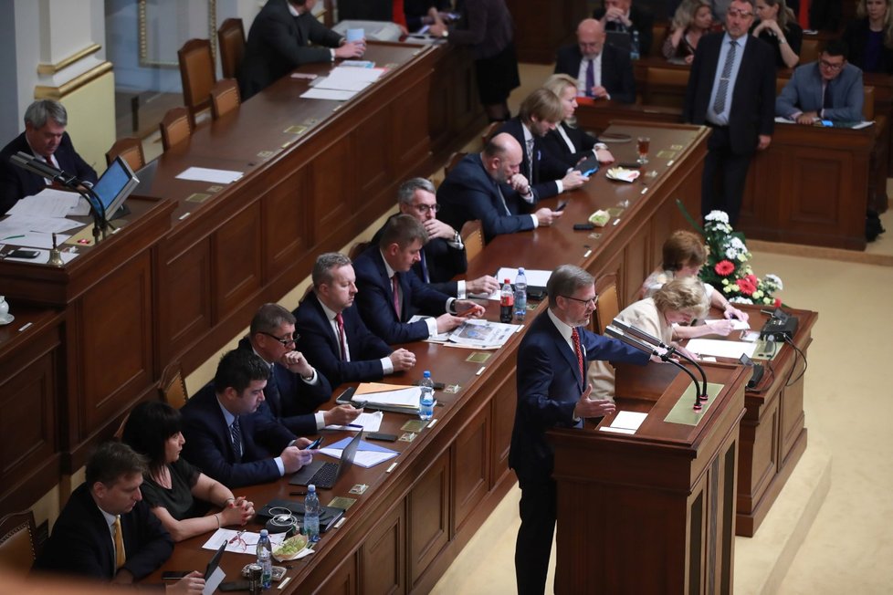 Premiér Andrej Babiš čelí hlasování o nedůvěře své vlády - kvůli výpovědi svého syna, který mluví o údajném únosu na Krym