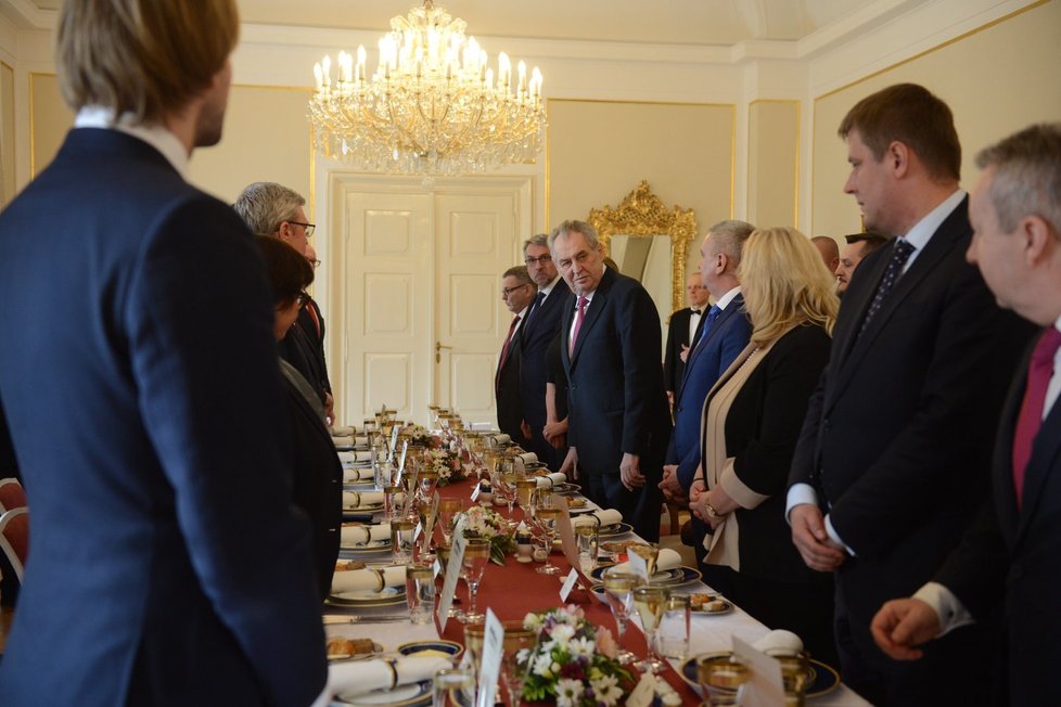 Prezident Miloš Zeman pozval na zámek v Lánech ke slavnostnímu obědu vládu Andreje Babiše. Kvůli zatýkání na ministerstvu práce a sociálních věcí chyběla Jana Maláčová (ČSSD)
