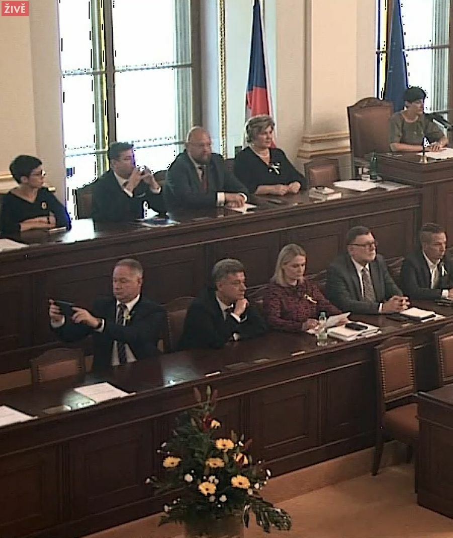 Ministři a poslanci před projevem Volodymyra Zelenského.