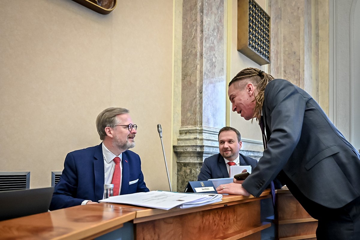 Premiér Petr Fiala a ministři Ivan Bartoš a Marian Jurečka na jednání vlády. (13.4.2022)