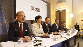 Tisková konference vlády ke konsolidačnímu balíčku: Premiér Petr Fiala (ODS), šéfka poslanecké Sněmovny Markéta Pekarová Adamová (TOP 09) a ministři (11.5.2023)