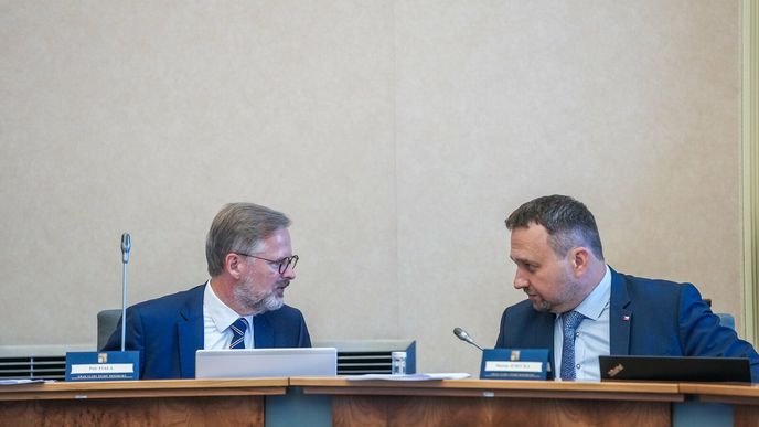 Premiér Petr Fiala a ministr práce a sociálních věcí Marian Jurečka na jednání vlády. (7.9.2022)