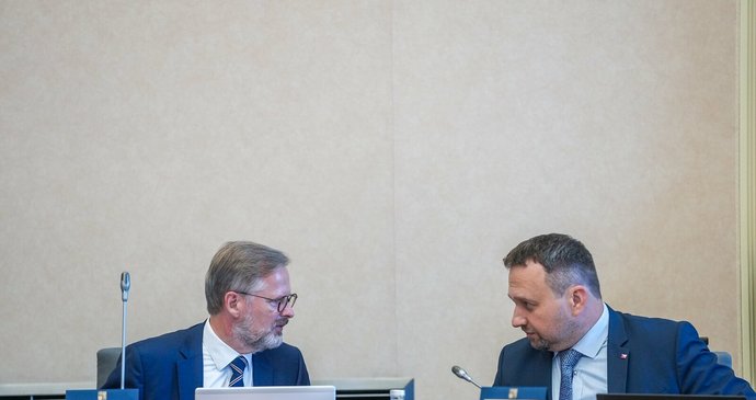 Premiér Petr Fiala a ministr práce a sociálních věcí Marian Jurečka na jednání vlády. (7.9.2022)