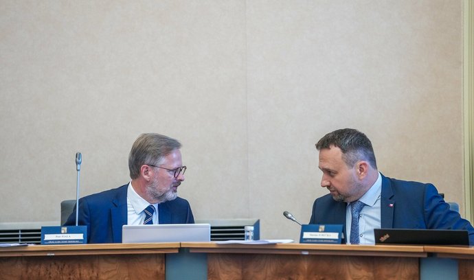 Premiér Petr Fiala a ministr práce a sociálních věcí Marian Jurečka na jednání vlády. (7.9.2022)