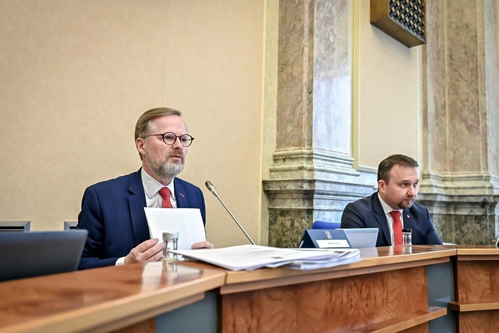 Premiér Petr Fiala (ODS) a ministr práce Marin Jurečka (KDU-ČSL) na jednání vlády. (13.4.2022)