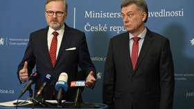 Premiér Petr Fiala (ODS) s ministrem spravedlnosti Pavlem Blažkem. (30.1.2023)