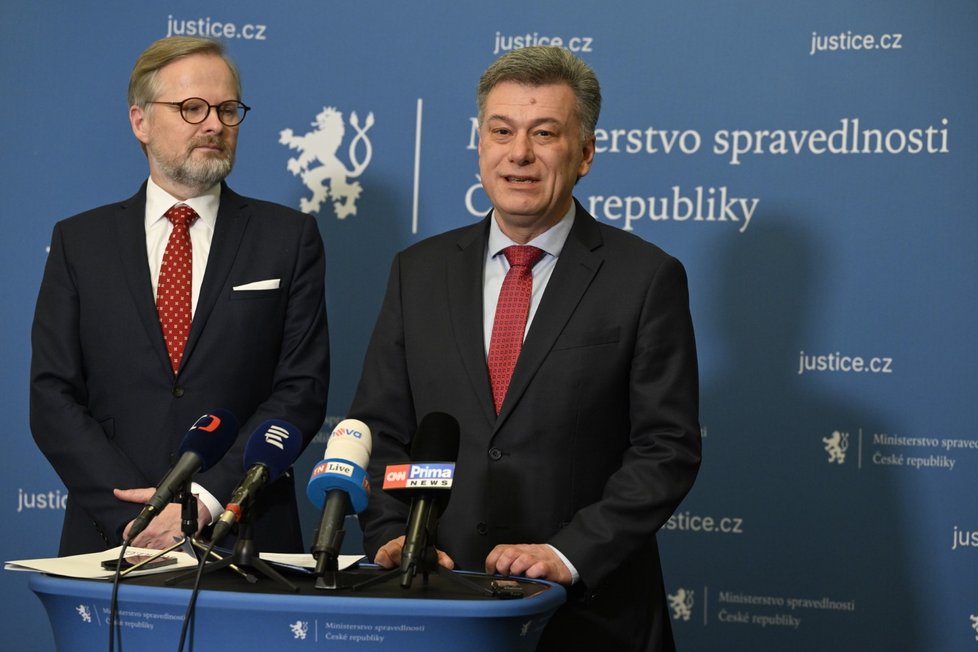 Premiér Petr Fiala (ODS) s ministrem spravedlnosti Pavlem Blažkem. (30.1.2023)