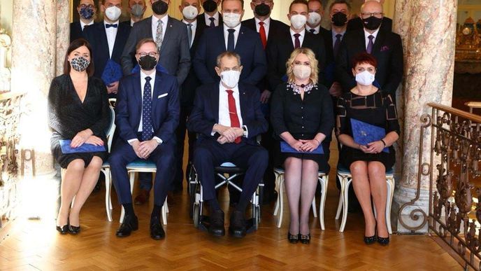 Celá vláda s prezidentem, chybí jen Zdeněk Nekula. Celá vláda s prezidentem, chybí jen Zdeněk Nekula.
