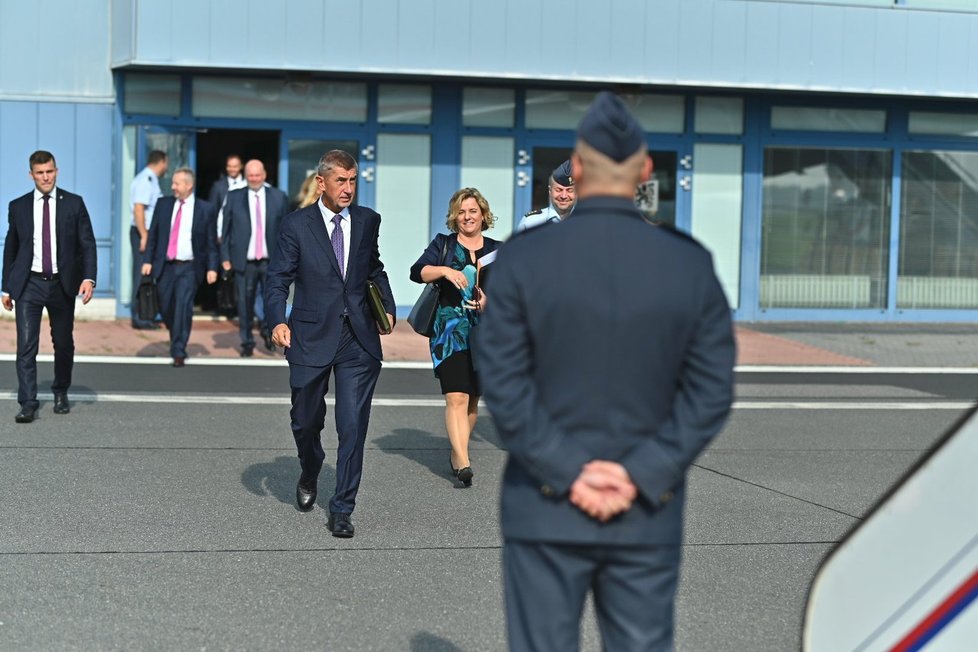 Andrej Babiš (ANO) nastupuje na letišti v Praze-Kbelích do vládního speciálu