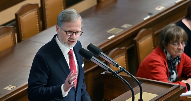 Opozice ve Sněmovně opět neuspěla: Fialova vláda uhájila důvěru, poslanci řečnili 31 hodin
